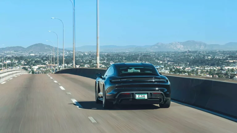El renovado Porsche Taycan va de Madrid a Sevilla sin parar a recargar