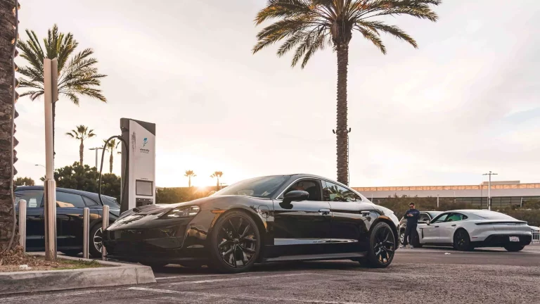 Las sospechosas plantas que están detrás del robo de miles de faros de Porsche Taycan