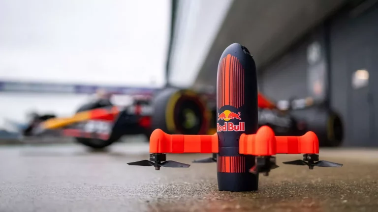 Así se ve el Red Bull RB20 de Max Verstappen a vista de dron. Y qué dron