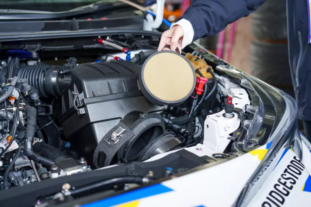Cambiar filtros del coche: menos de 30 euros que evitan una avería de miles de euros y el suspenso en la ITV 1 Motor16 2024 Toyota GR Corolla Hydrogen. Filtro CO2. Imagen portada.