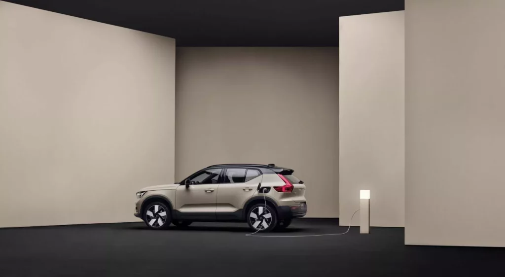 Volvo regala un año de carga a los compradores de sus eléctricos 1 Motor16 2024 Volvo EX40 3 Motor16
