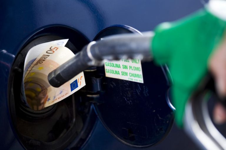Ahorra 30 céntimos por litro de gasolina: El truco que usan 8 de cada 10 conductores en España