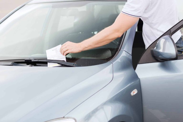5 multas que te puede poner la DGT aun sin mover el coche del sitio