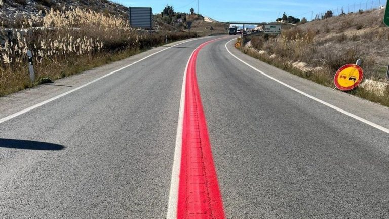 La curiosa línea roja que estrena la DGT en las carreteras españolas: Así te afecta como conductor