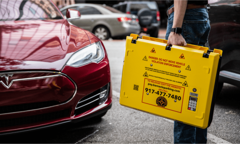 ¿Qué es y para qué sirve la caja de plástico amarillo que tienen algunos coches en el parabrisas?