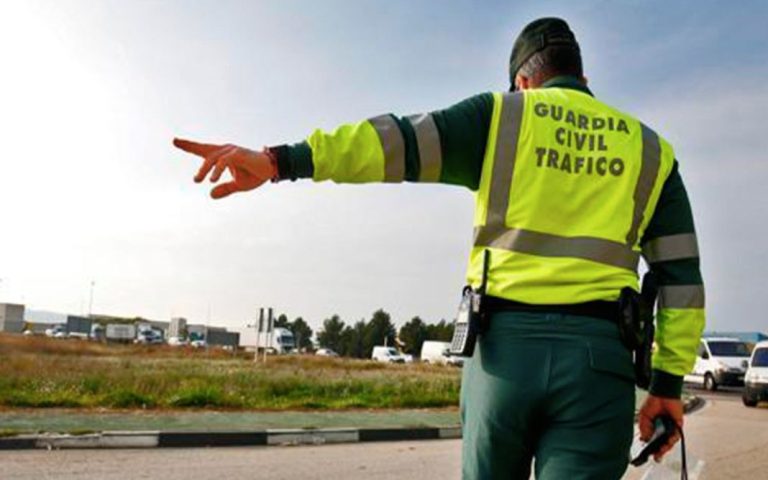 Si un Guardia Civil de Tráfico te hace este gesto, te paras sin rechistar