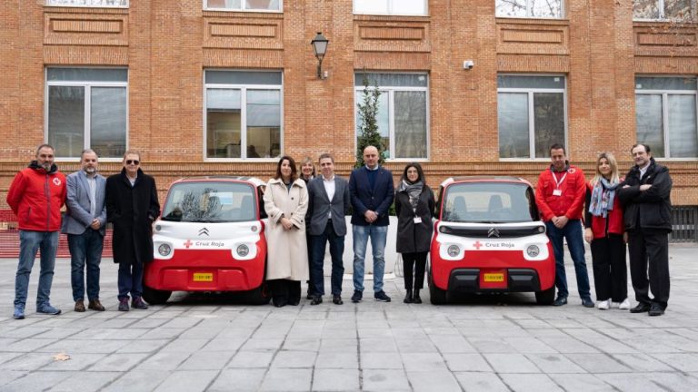 El Citroën AMI se incorpora a la flota de la Cruz Roja: 2 unidades para realizar sus desplazamientos urbanos