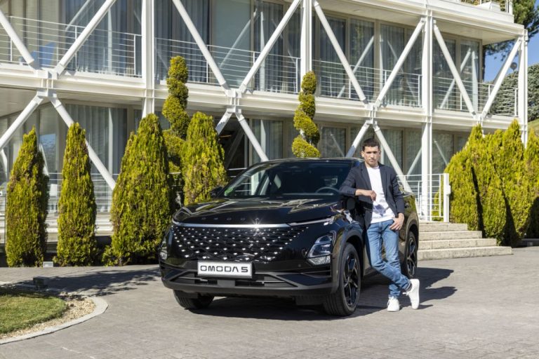 El nuevo coche que conduce Jaime Lorente