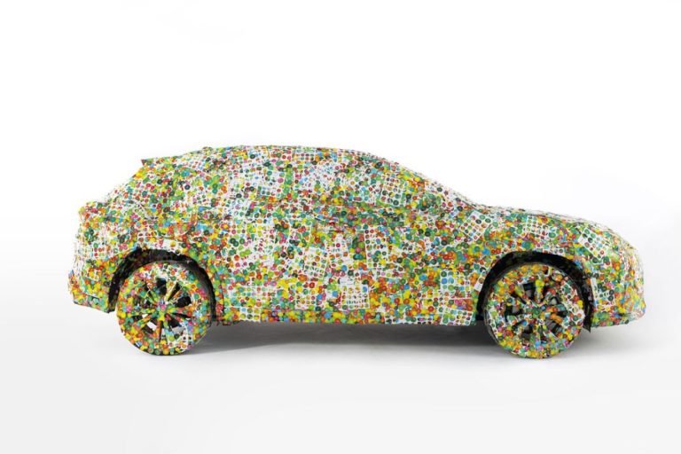 ¿Cuántas pegatinas cogen en la carrocería de un Lexus UX?