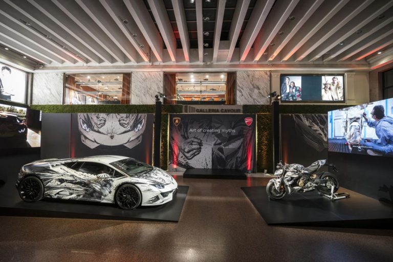 Los modelos más exclusivos de Lamborghini y Ducati se han pintado con los dedos