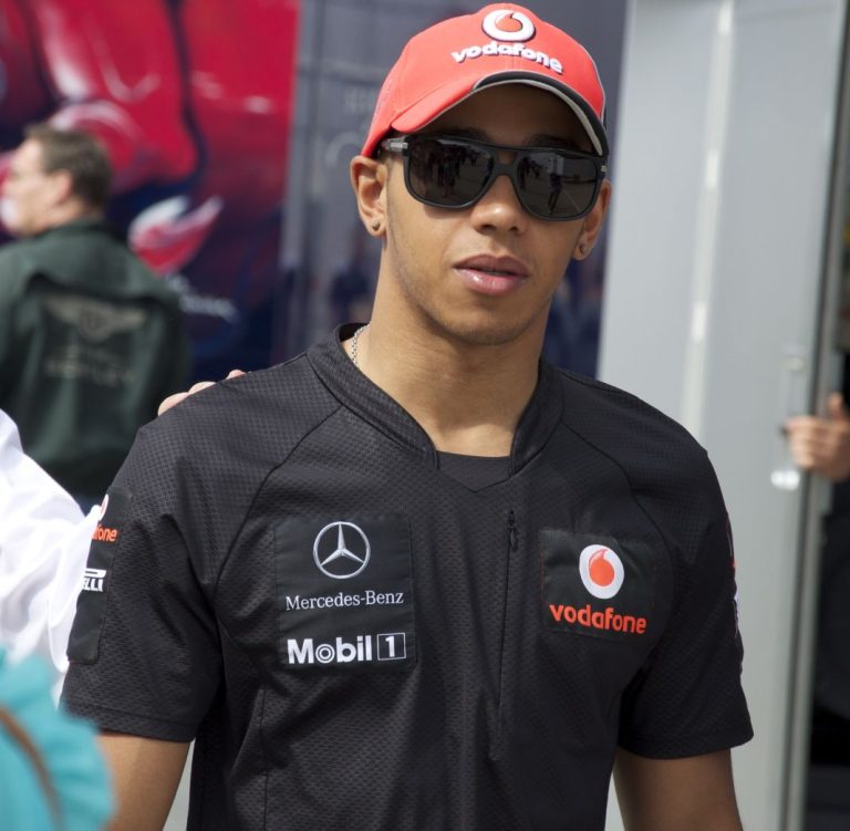 Lewis Hamilton ficha por Ferrari para la temporada 2025
