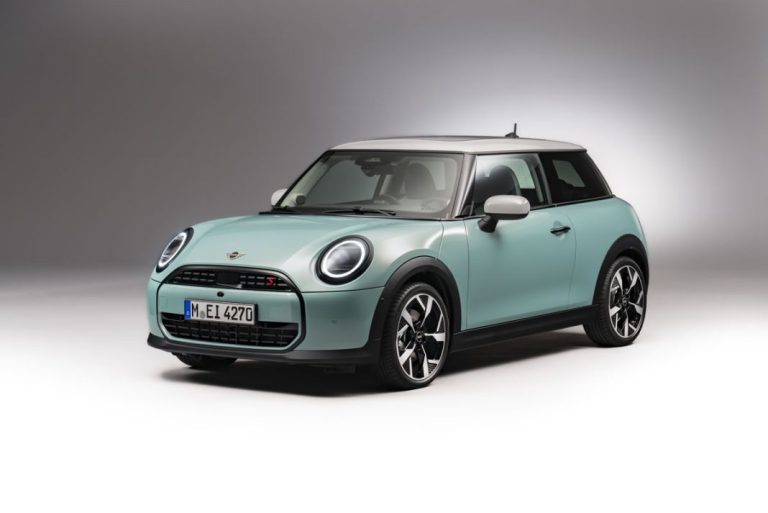 El nuevo Mini Cooper guarda las esencias: 3 puertas, de gasolina y con diversión al volante de serie