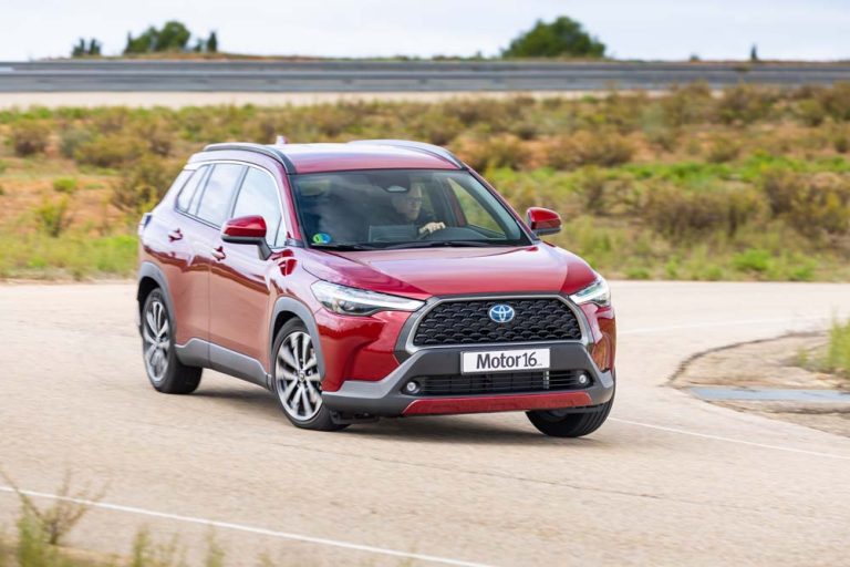 Prueba del Toyota Corolla Cross Style 140H. Más vale tarde…