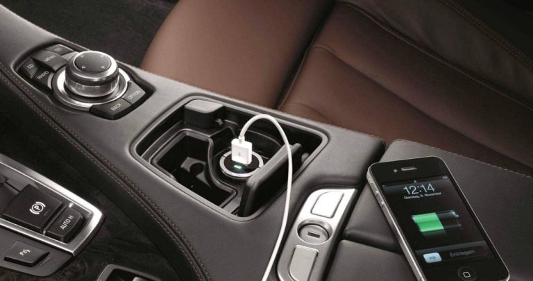 Una razón de peso para no cargar tu smartphone en el coche