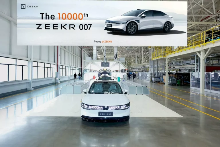 Ya son 10.000 Zeekr 007 que apuntan directo al Model 3