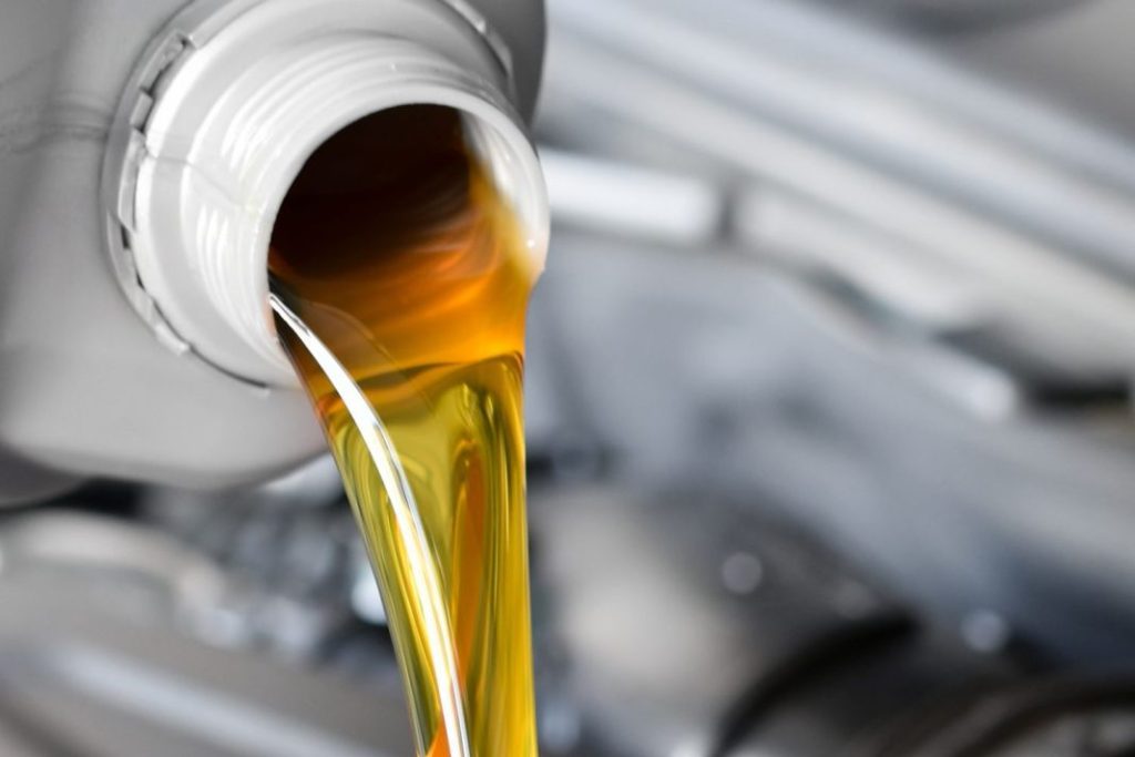 Juanjo (37), mecánico: "Te mucho cuidado con el nivel de aceite. Y no te hablo de llevarlo al mínimo" 3 Motor16 aceite de coche