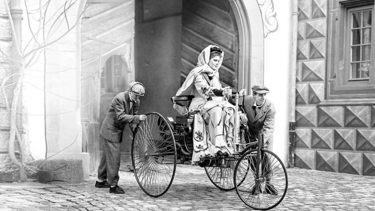Mercedes-Benz cumple 140 años y quiere conocer tu historia… y otras 139