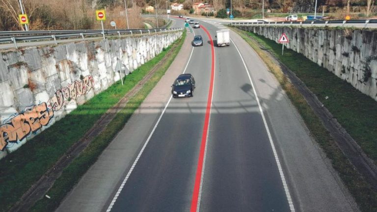 La señalización vial que ‘no encontrarás en ningún libro de autoescuela’ y que se ha pintado en el Corredor del Nalón
