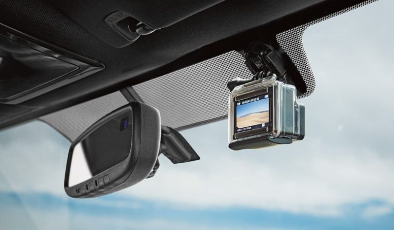 La DGT responde: ¿Es legal llevar una cámara de grabación en el coche?