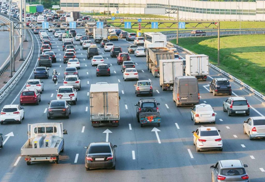 Nuevo lío de la DGT: Adelantar a los camiones estará prohibido 18 Motor16 2024. Camiones. Carretera. Transporte. Imagen portada.