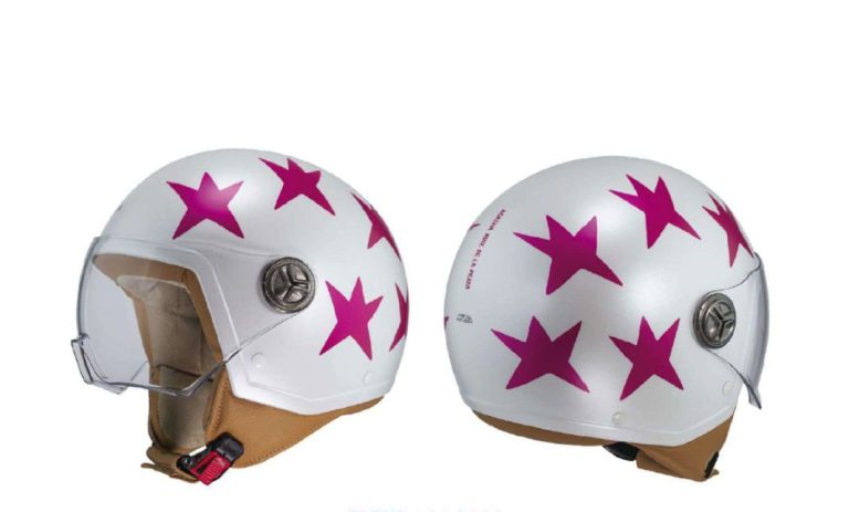 Agatha Ruiz de la Prada firma estos cascos para moto