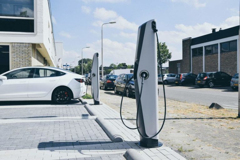 6 tips para exprimir al máximo tu coche eléctrico al viajar en tus vacaciones