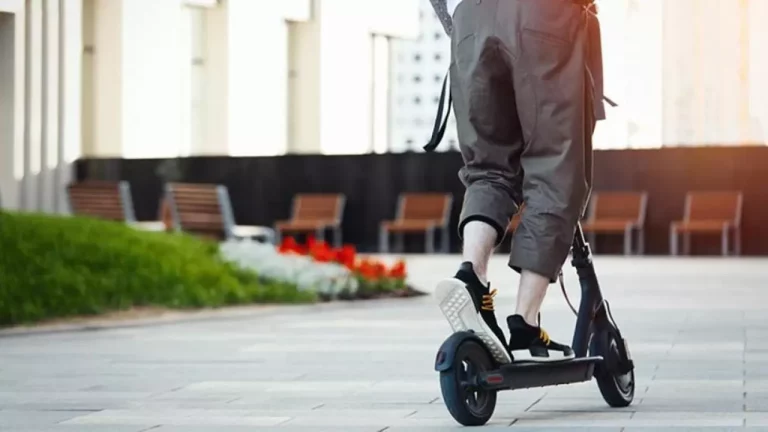La multa que la policía ha puesto al conductor de este patinete eléctrico y que cuesta el triple que su VMP
