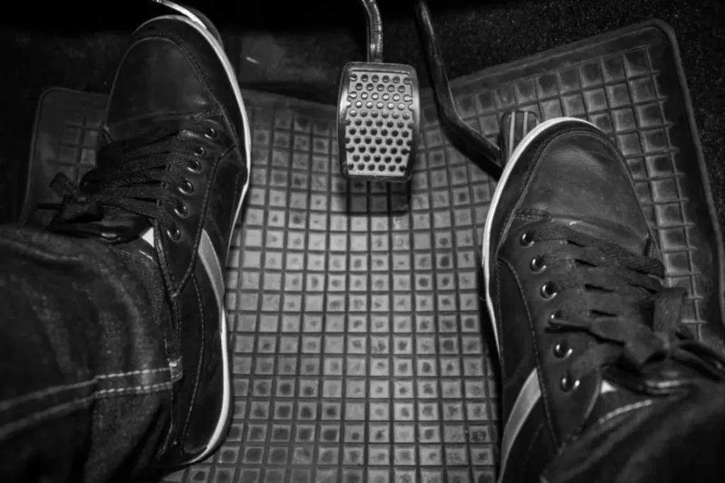 Enrique (51), mecánico: "Este simple gesto que haces con el pie izquierdo revela buenos conductores" 2 motor16 Errores que dañan el embrague de tu coche