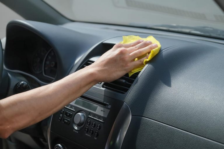 Si quieres que tu coche te dure para siempre, hay siete zonas que debes limpiar sí o sí. No hay excusa