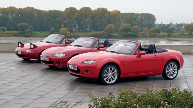 La historia del descapotable más vendido de todos los tiempos: así surgió y triunfó el Mazda MX-5