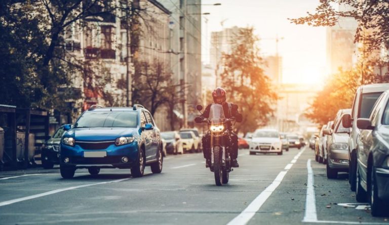 9 consejos para moverte en moto por la ciudad y sobrevivir a la jungla de asfalto