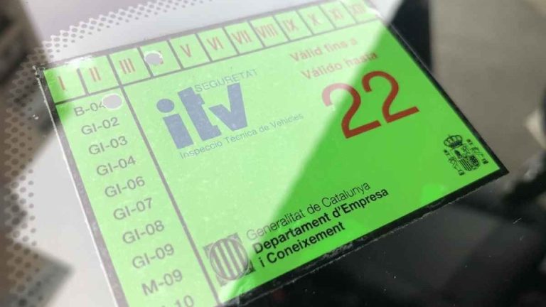 ¿Cuántas pegatinas de la ITV puedo llevar en la luna delantera del coche sin que me multen?