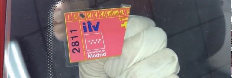 El motivo por el que las pegatinas de la ITV son de diferentes colores