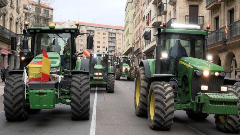 La multa de la DGT a la que se enfrentan los tractores que circulan por una autopista