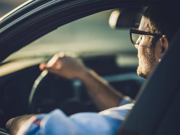 La Dirección General de Tráfico avisa de forma urgente a quienes conducen con gafas y lentillas