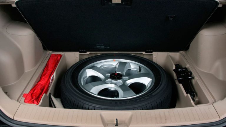 ¿Por qué ya no se lleva la rueda de repuesto en el coche? 7 motivos de que esté desapareciendo