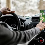 Multa por usar el GPS al volante: 200 euros y 6 puntos, aunque llevarlo con soporte es legal