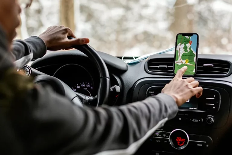 Multa por usar el GPS al volante: 200 euros y 6 puntos, aunque llevarlo con soporte es legal