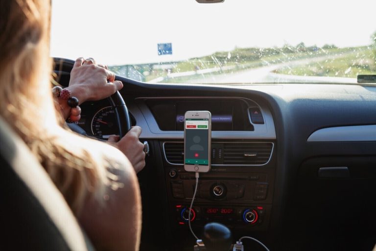 El único gadget que necesitas para llevar tu teléfono en el coche lo tienes en Amazon por 8 euros