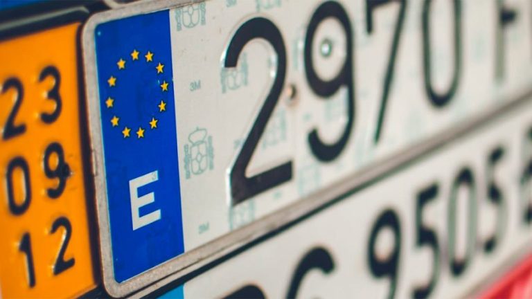 La DGT lo confirma: Si tu coche tiene esta matrícula te va a multar con un mínimo de 200 euros