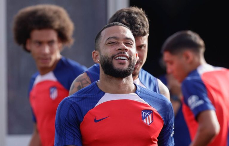 Esta es la gasolinera ‘low cost’ en la que llena el depósito de su Ferrari de 900.000 euros Memphis Depay, el jugador del Atlético de Madrid