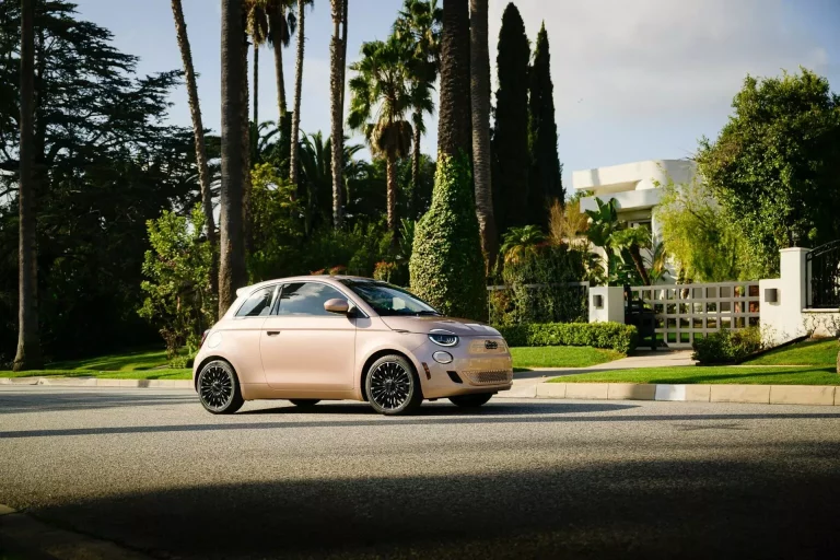El Fiat 500e, en versión híbrida ligera, a punto