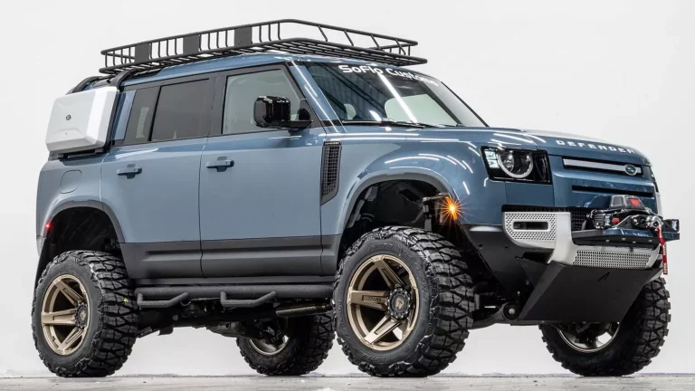A este Land Rover Defender firmado por Apocalypse 6×6 hay que subir con andamio