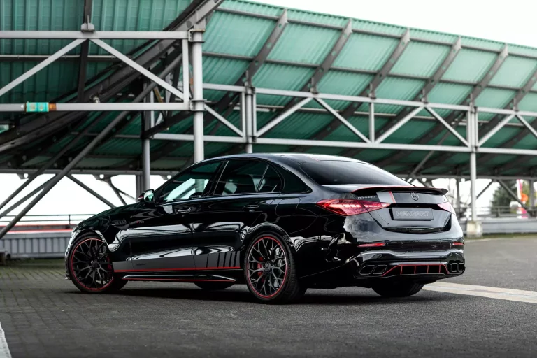 Los 4 cilindros del Mercedes-AMG C 63 S E Performance no son problema para Manhart