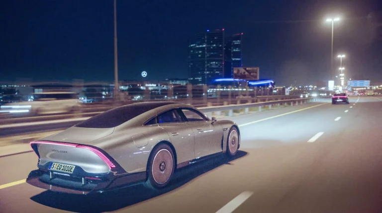 El Mercedes-Benz Vision EQXX vuelve a mostrar su potencial… en el desierto