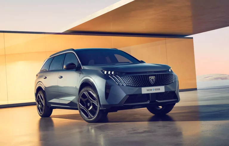 El nuevo Peugeot E-5008 ya puede ser tuyo