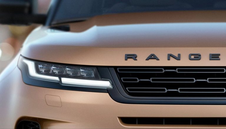 Este es el único Range Rover que aún puedes estrenar con cambio manual
