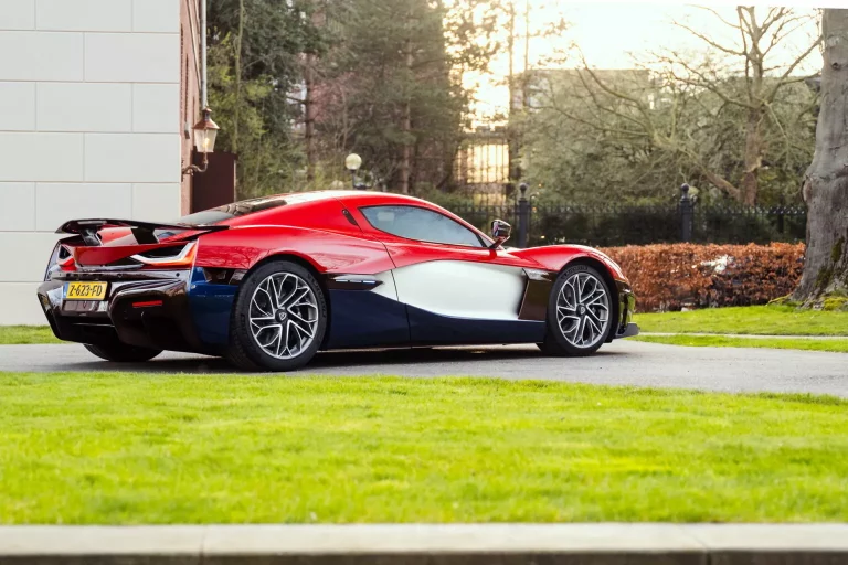 Así de colorido es el primer Rimac Nevera que ha viajado a Holanda