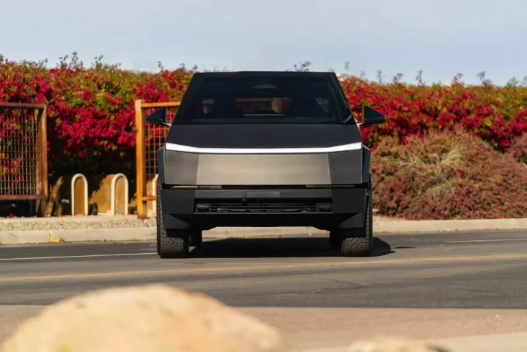 Los dueños de un Tesla Cybertruck no temen a Musk. Y los empiezan a subastar