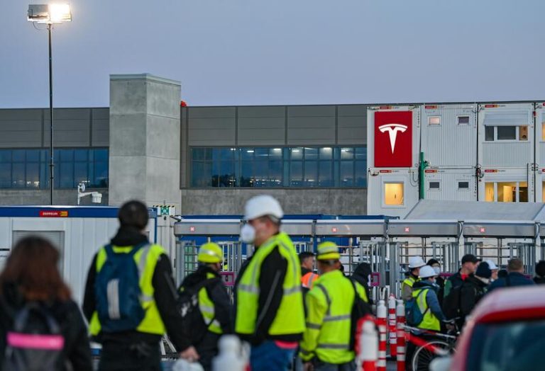 Tesla sufre un acto terrorista en su planta alemana y paraliza su producción
